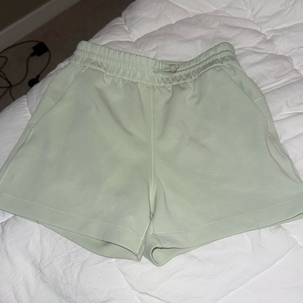 Lululemon green soft stream short 4